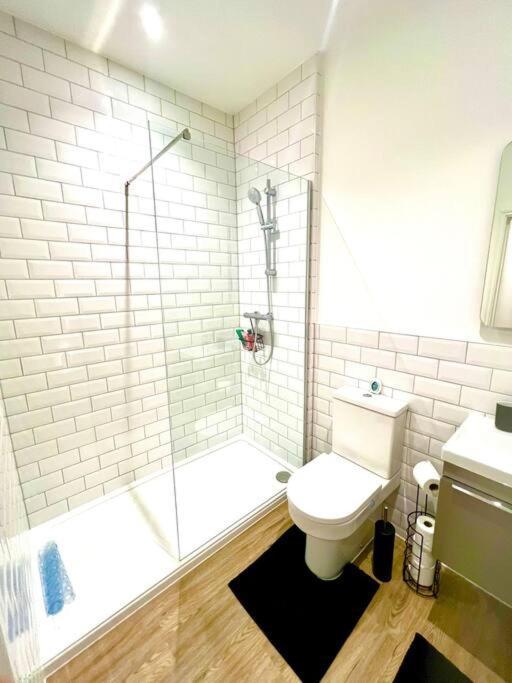 Brand New Apt - Beach Breeze Spacious 1-Bedroom Apartment With Parking - Sleeps 4 Ppl- Internet Борнмут Экстерьер фото