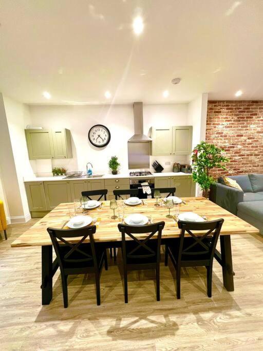 Brand New Apt - Beach Breeze Spacious 1-Bedroom Apartment With Parking - Sleeps 4 Ppl- Internet Борнмут Экстерьер фото