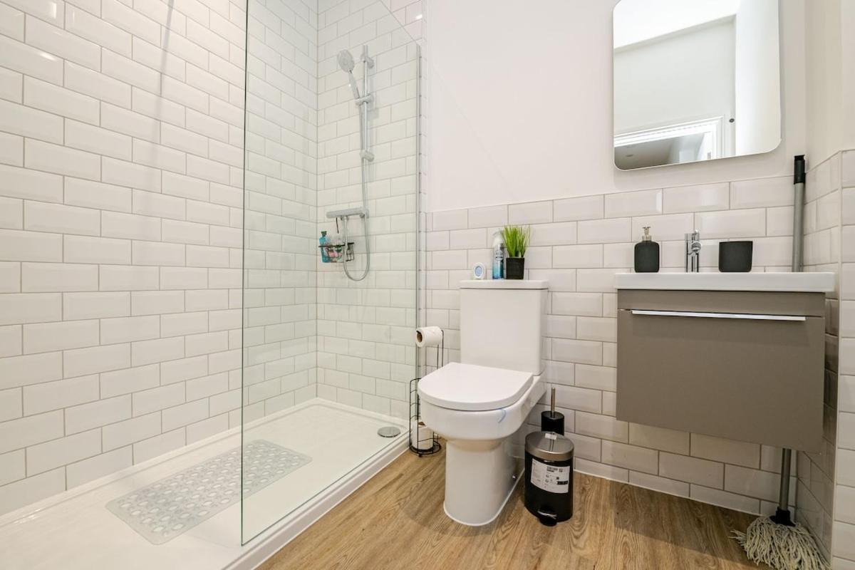Brand New Apt - Beach Breeze Spacious 1-Bedroom Apartment With Parking - Sleeps 4 Ppl- Internet Борнмут Экстерьер фото
