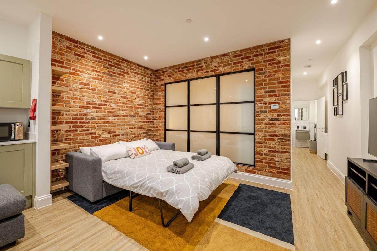 Brand New Apt - Beach Breeze Spacious 1-Bedroom Apartment With Parking - Sleeps 4 Ppl- Internet Борнмут Экстерьер фото
