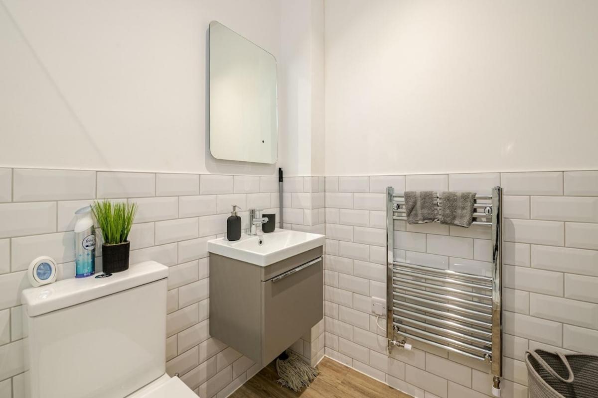 Brand New Apt - Beach Breeze Spacious 1-Bedroom Apartment With Parking - Sleeps 4 Ppl- Internet Борнмут Экстерьер фото