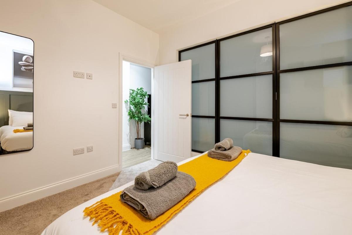 Brand New Apt - Beach Breeze Spacious 1-Bedroom Apartment With Parking - Sleeps 4 Ppl- Internet Борнмут Экстерьер фото