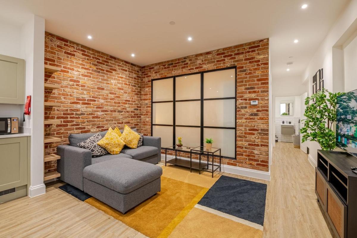 Brand New Apt - Beach Breeze Spacious 1-Bedroom Apartment With Parking - Sleeps 4 Ppl- Internet Борнмут Экстерьер фото