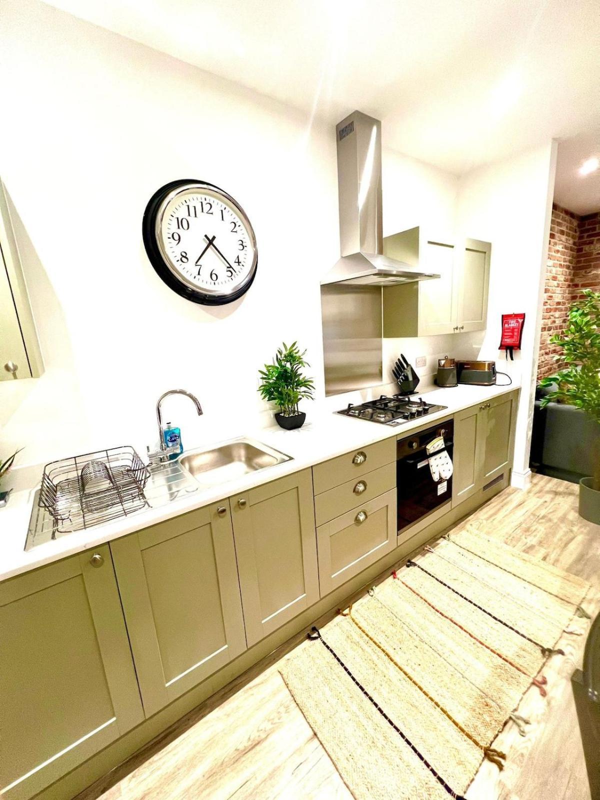 Brand New Apt - Beach Breeze Spacious 1-Bedroom Apartment With Parking - Sleeps 4 Ppl- Internet Борнмут Экстерьер фото