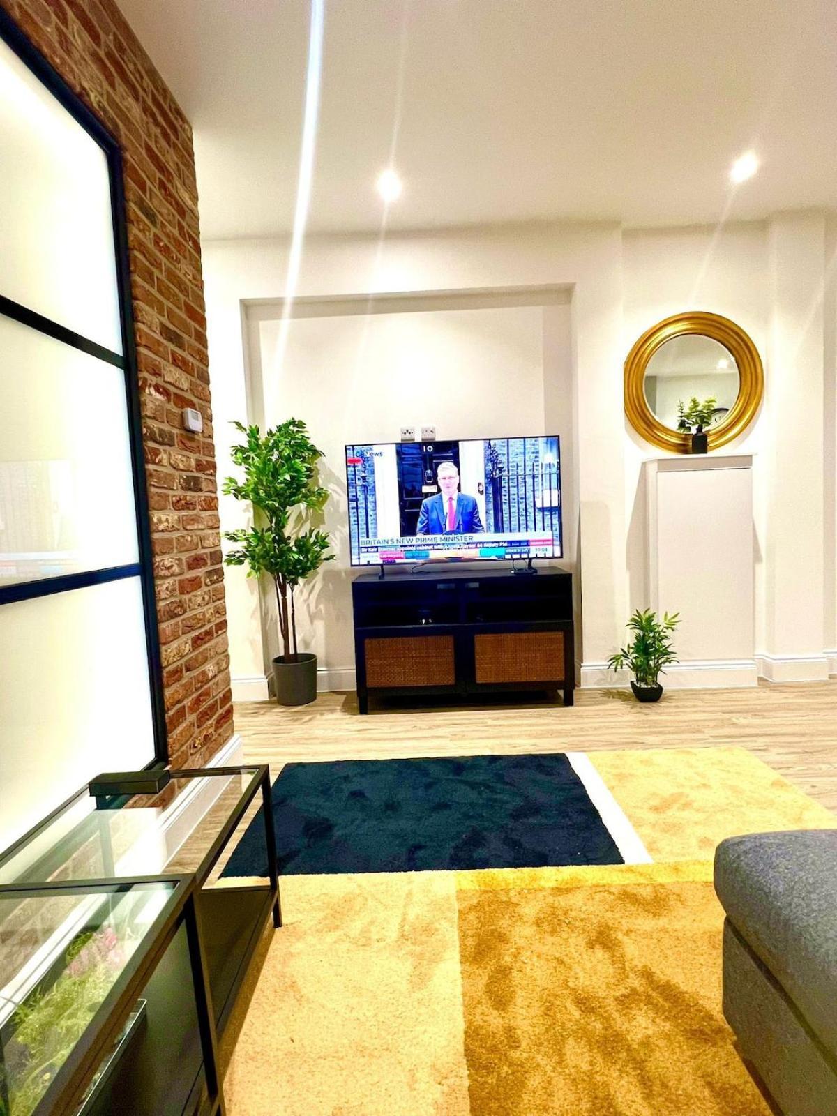 Brand New Apt - Beach Breeze Spacious 1-Bedroom Apartment With Parking - Sleeps 4 Ppl- Internet Борнмут Экстерьер фото